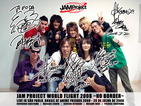 Eu e o grupo JAM Project (com autógrafos)