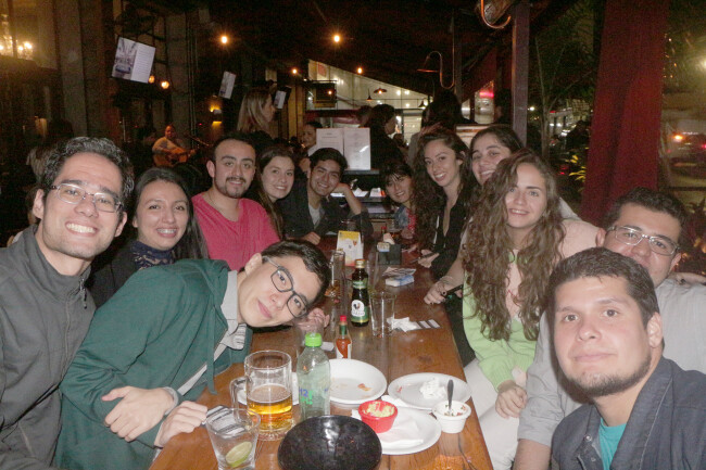 Participantes do curso em um bar de São Paulo