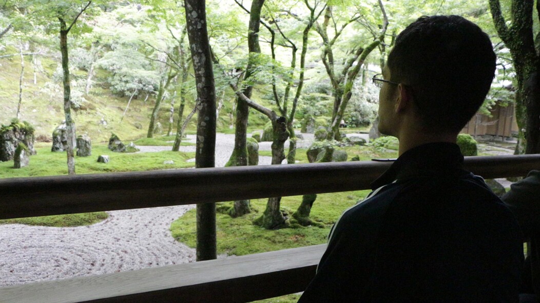 Meditando em um templo zen-budista no Japão